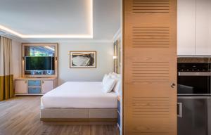 拉努西亚Barceló la Nucía Hills的酒店客房带一张床和一个厨房