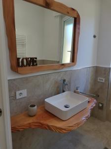 Venegono Superiore"Nonna Maria"的浴室设有白色水槽和镜子