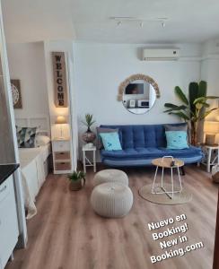 福恩吉罗拉Apartment Fuengirola Carvajal beach front Málaga Spain的客厅配有蓝色的沙发和桌子
