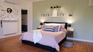 拉韦纳蓬泰特雷萨Lavena - LAKE & MOUNTAIN Apartments的卧室配有一张壁架床