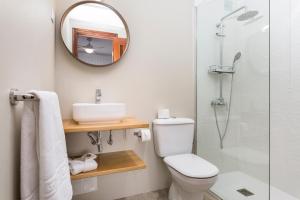 科蒂略Cotillo House的一间带卫生间、水槽和镜子的浴室