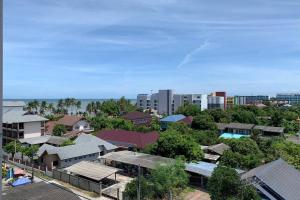 班邦森(1)Love & Relax Balcony near WON Beach的城市的空中景观,建筑和树木