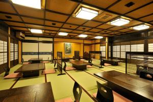 高山Hida Takayama Hodakaso Yamano Iori的大型客房设有桌椅