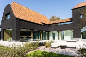 Sint-Pieters-LeeuwHoliday Home L'O Reine - with luxury wellness的一间红色屋顶的黑色房子