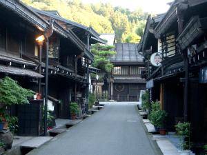 高山Hida Takayama Hodakaso Yamano Iori的一条空荡荡的街道,在亚洲的村庄里,有建筑
