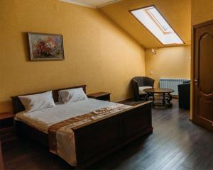 乌曼岛Forest club Sherwood的一间卧室配有一张床和天窗