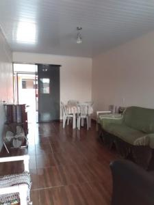 巴拉那州蓬塔尔Casa 3 quartos的客厅配有沙发和桌子