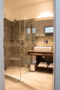 菲尔特Hotel Grüne Elster的带淋浴和盥洗盆的浴室