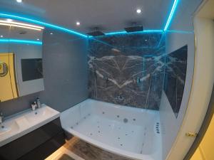 伦敦Perfect Central London Base的带浴缸、水槽和镜子的浴室