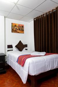 马丘比丘Peru Coca B&B Machupicchu的一间卧室配有一张棕色窗帘的床