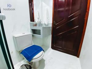 马卡埃Casa próxima a praia do pecado - WIFI 200MB - TV Smart - 2 Quartos - Cozinha equipada - Churrasqueira - Pet friendly - Quintal的一间带卫生间和蓝色凳子的浴室