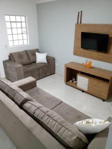 卡宁德圣弗朗西斯科Casa Beira Rio Xingó的带沙发和平面电视的客厅