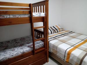 卡宁德圣弗朗西斯科Casa Beira Rio Xingó的一间卧室配有两张双层床和一张床