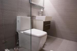 金城如一家精緻民宿的浴室配有白色卫生间和盥洗盆。