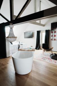 里摩日Maison Durieux的客房内的大型白色浴缸
