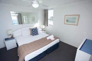 Grosvenor Beachfront Apartments Surfers Paradise客房内的一张或多张床位