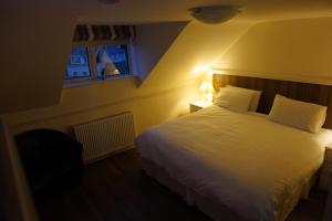 基利贝格斯The Fleet Inn的卧室配有一张带两个枕头的大白色床