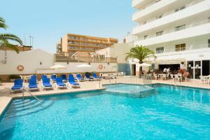 埃尔阿雷纳尔HSM Reina del Mar的一个带蓝色椅子的游泳池和一间酒店