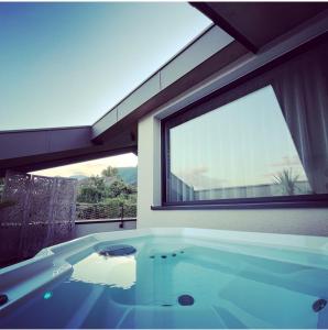 阿皮亚诺苏拉斯特拉达Appius Design Suites B&B - ADULTS ONLY的带浴缸的大窗户