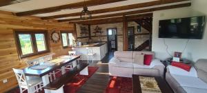 普拉夫The Lake Breeze Bay的客厅配有沙发和带电视的桌子
