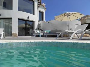 库姆布勒德尔索尔Precioso apartamento en una villa con piscina en Cumbre del Sol Moraira Benitachell的相册照片