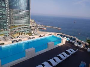 釜山Haeundae Central Hotel的海景游泳池