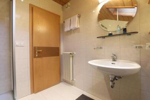 科瓦拉因巴迪亚Villa Resi Apartments的一间带水槽和镜子的浴室