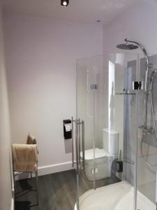 Combles-en-BarroisGite - COTE GREEN的带淋浴、卫生间和椅子的浴室