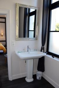 Combles-en-BarroisGite - COTE GREEN的浴室设有白色水槽和镜子