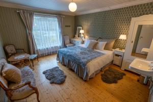 贝特斯托尔Bygdin Høyfjellshotell的一间卧室配有一张床和一个水槽