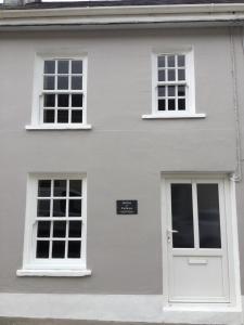 兰达弗里bwthyn y porthmyn的白色的房子,有白色的窗户和门