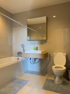 Ban Huai Sok NoiThe Valley Khao Yai的一间带卫生间、水槽和镜子的浴室