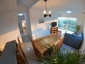 博卡德尔里奥Boca PentHouses - Tampiquera的一间带浴缸和蓝色沙发的客厅