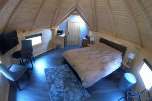 因弗内斯Unique luxury cabin 2的一间卧室配有一张床和一张书桌