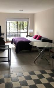 圣卡洛斯-德巴里洛切Departamento Céntrico Bariloche con patio的一间卧室配有一张大床和一张桌子