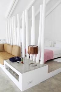 赞布热拉-杜马尔Casas da Lupa的白色卧室配有床和桌子