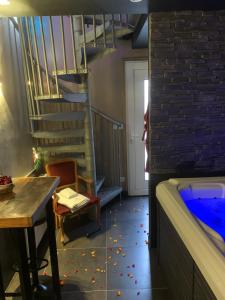 鲁贝Diane Luxury 2的带浴缸、桌子和楼梯的客房