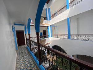 舍夫沙万Hotel Nisrine的建筑中拥有蓝色和白色墙壁的楼梯