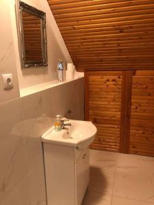 扎马迪Gold Apartman的一间带白色水槽和窗户的浴室
