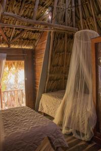Chavez Eco Beach Camping and Cabañas客房内的一张或多张床位