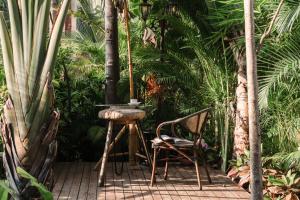 景洪市享自在独立设计度假艺墅（免费接送机）的花园内带桌椅的庭院