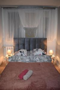 琴斯托霍瓦Apartament M-3 CENTRUM的一张带两盏灯的床上白毛巾的床