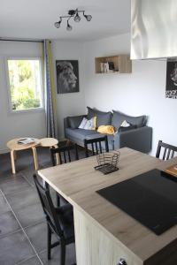 康博莱班Chalet ILONA的厨房以及带桌子和沙发的客厅。