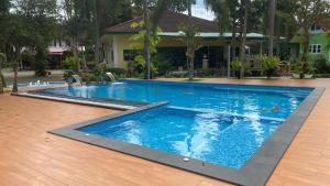 坤西育府Somrudee Resort的一座房子前面的蓝色海水大型游泳池