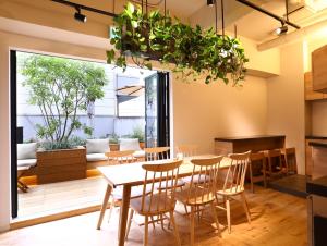 东京后乐园永安国际酒店的一间带桌椅和大窗户的用餐室