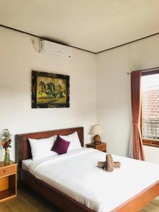 坎古普图民宿的一间卧室设有一张床和一个窗口