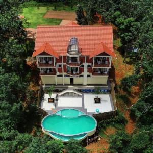 玛纳多迪Serene Crest Resort的享有带游泳池的房屋的空中景致