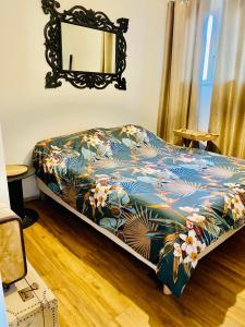 耶尔Almanarre的一间卧室配有一张带花卉床罩的床