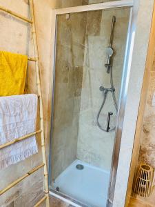 耶尔Almanarre的浴室里设有玻璃门淋浴