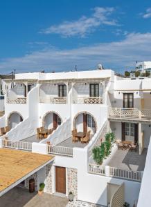 Maltezana卡斯狄里奥公寓式酒店的享有白色建筑的景致,设有阳台。